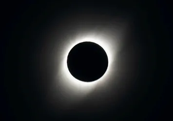 Dünya güneş tutulmasına kilitlendi