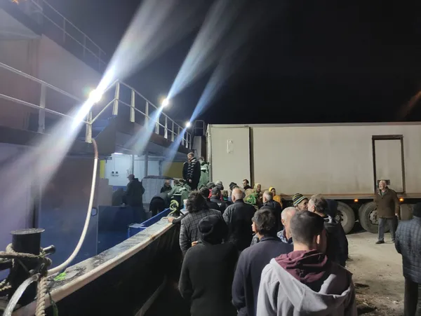 1671336566860.jpg Balıkçılar limana kasalar dolusu hamsiyle döndü! Vatandaşlara ücretsiz dağıttılar - 3