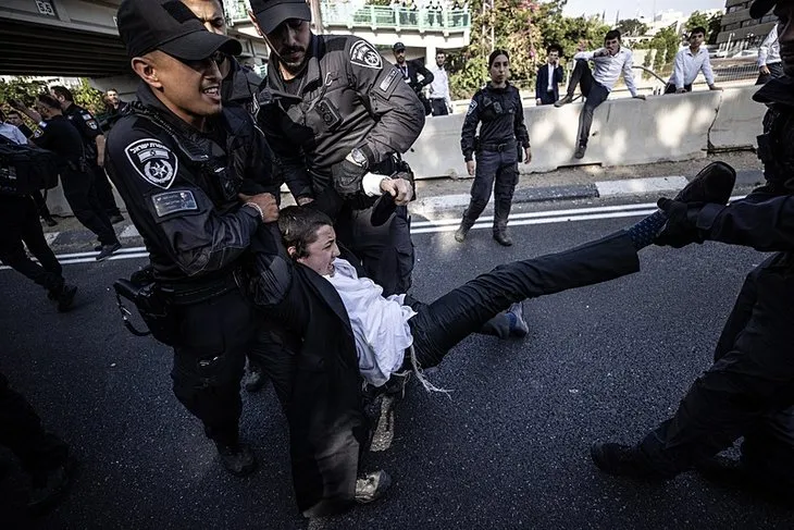 Ultra Ortodoks Yahudiler’den İsrail’in o hizmetine protesto! Trafiği kapattılar | Polisten sert müdahale