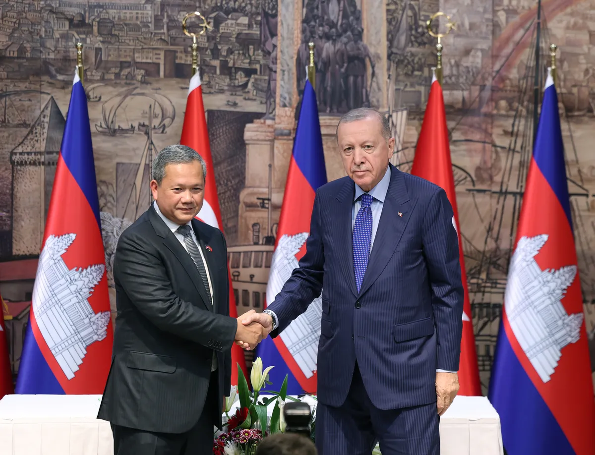 baskan-erdogan-kambocya-basbakani-hun-maneti-kabul-etti-1-milyar-dolarlik-ticaret-hedefi-1792171565397.jpg Başkan Erdoğan, Kamboçya Başbakanı Hun Manet’i kabul etti: 1 milyar dolarlık ticaret hedefi - 2