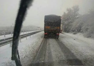 Karlı havada araba kullanmanın püf noktaları! Araç kayarsa ne yapılmalı? Bunu sakın yapmayın!