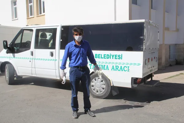 Van'ın İran sınırında toprağa yarı gömülü erkek cesedi bulundu