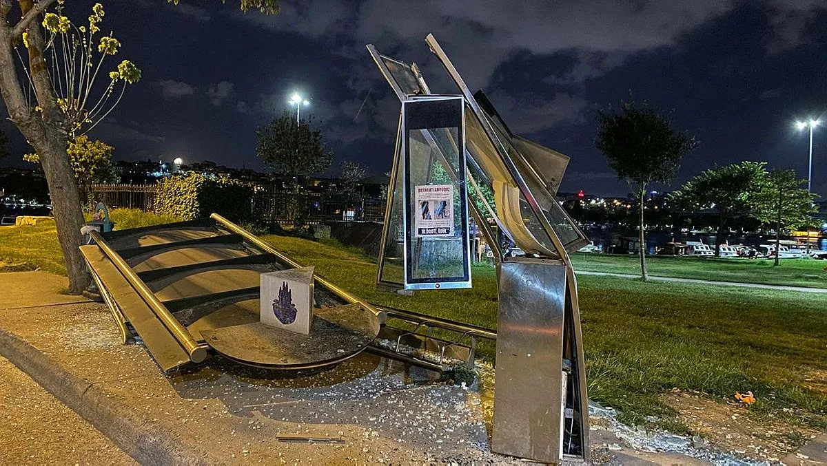 İETT otobüsü durağa daldı şoför olay yerinden kaçtı: 2 yaralı