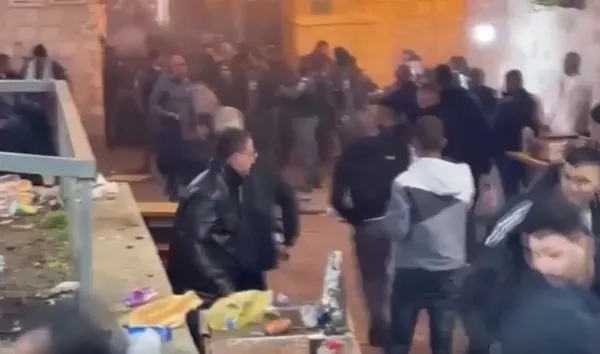 İsrail polisi, sabah namazı için Mescid-i Aksa’ya giden gruba müdahale etti!