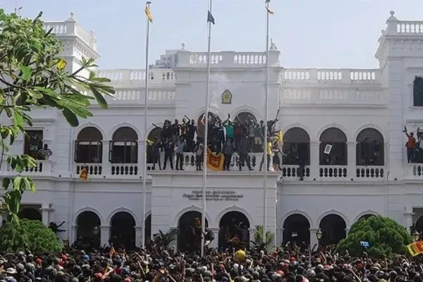 Ülkeden kaçan Sri Lanka Devlet Başkanı Rajapaksaı e-mail ile istifa etti