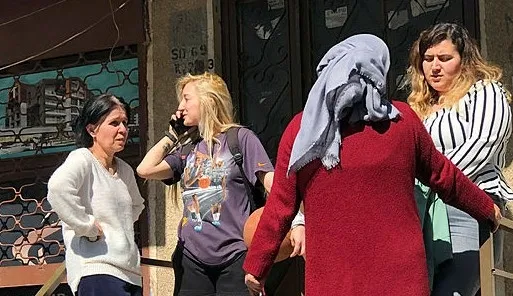 İstanbul’da uzun namlulu silahlarla apartmana giren kişiler mahalleliyi sokağa döktü - 1