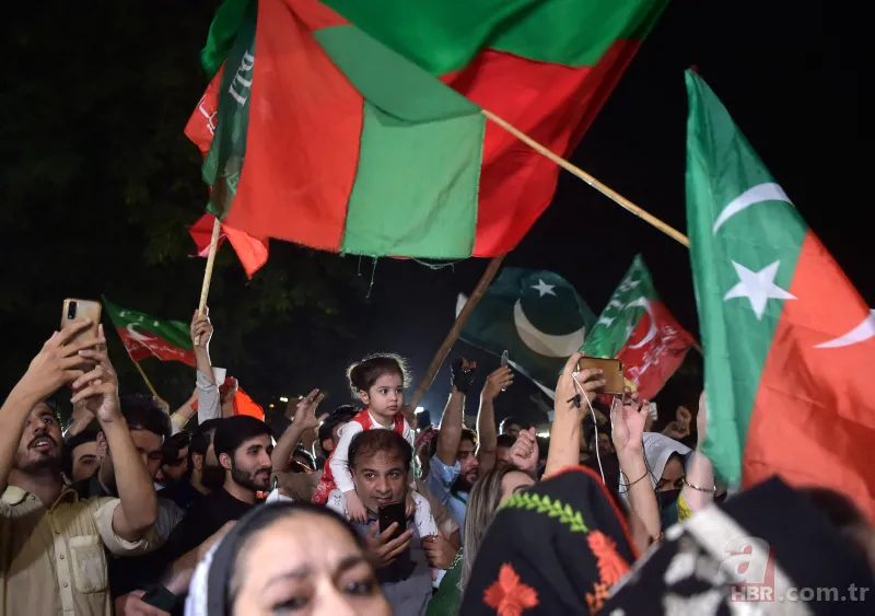 Imran Khan'ın destekçileri Pakistan'da sokağa döküldü! Muhalefete "ABD'nin hainleri" tepkisi 15