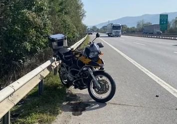 TEM'de motosiklet kazası: Kopan kolu ambulansla götürüldü