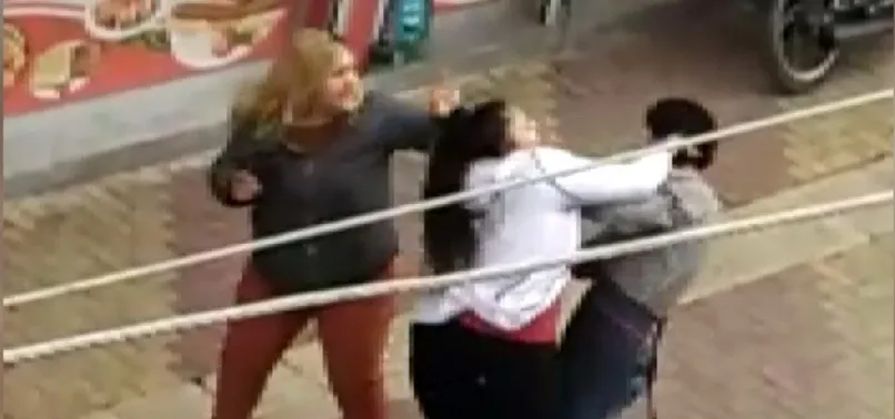 Canını zor kurtardı! Kız kardeşler evire çevire dövdü