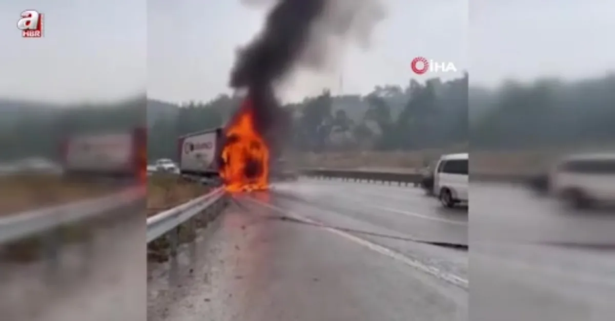Seyir halindeki tır alev alev yandı