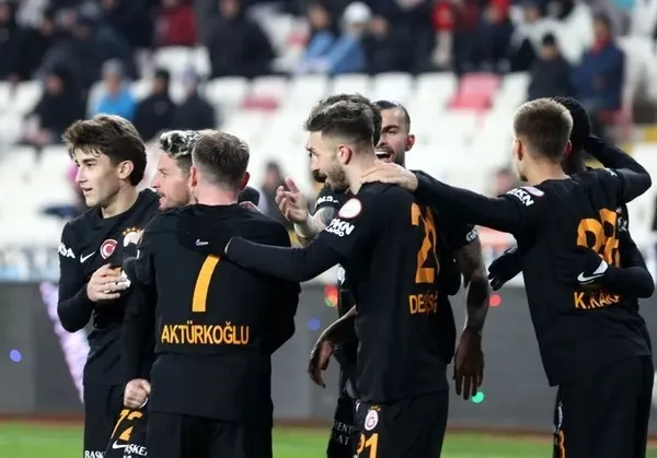 dunya-yildizi-galatasaray-icin-yolda-fenerbahceye-yilin-calimi-yer-yerinde-oynayacak-1705259594015.jpeg Galatasaray ile Fenerbahçe arasında dev transfer yarışı! Yer yerinden oynayacak... - 2