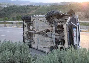 Hatay’da kaza yapan Tofaş hurdaya döndü: 4 yaralı