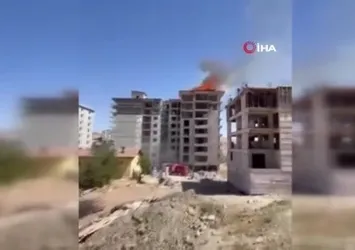 Elazığ’da inşaatta yangın kamerada