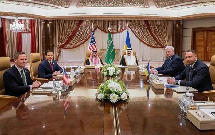 kritik-gorusme-basladi-ukrayna-ve-abd-ciddede-1741689757039.jpg ABD ve Ukrayna heyetleri aynı masada (AFP)