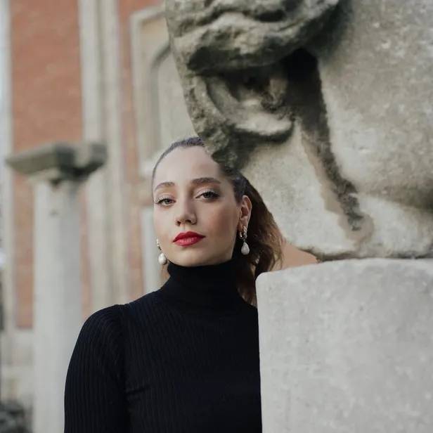 Özge Özacar kimdir? Nereli, kaç yaşında? Bursa Bülbülü Azra şarkılarda kendi sesini mi kullandı? İşte oynadığı dizler ve hayatı