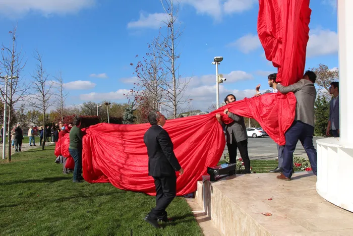 Edirnekapı Şehitliği ve Ulus’ta Türkiye’nin en yüksek direklerine Türk bayrağı çekildi
