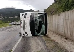 Kontrolden çıkan midibüs itfaiye aracıyla çarpıştı: 4 yaralı