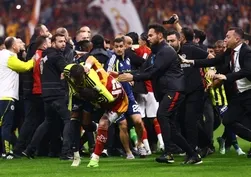 Galatasaray-Fenerbahçe derbisi sonrası saha karıştı!