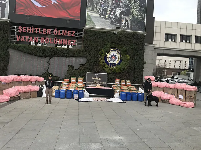 zehir-tacirlerine-operasyon-26-ton-kimyasal-madde-ele-gecirildi-1744187975302.jpeg Diyarbakır ve İstanbul'daki narkotik operasyonunun detaylarına ulaşıldı (DHA)