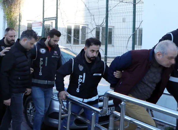 CHP’li Adana Büyükşehir Belediyesine ’rüşvet’ operasyonunda yeni gelişme: 10 zanlı adliyede