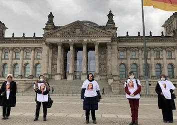 Türk anne Almanya'da PKK'nın kaçırdığı kızı için Federal Meclis önünde eylem yaptı