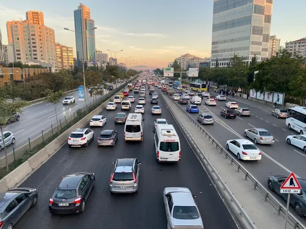istanbulda-ilk-mesai-gunu-trafik-yogunlugu-yuzde-60a-ulasti-1666591874307.jpg İstanbul'da ilk mesai günü trafik yoğunluğu yüzde 60’a ulaştı - 2