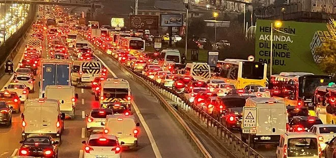 İstanbul’da yeni hafta trafikle başladı! Milyonlar yolda kaldı