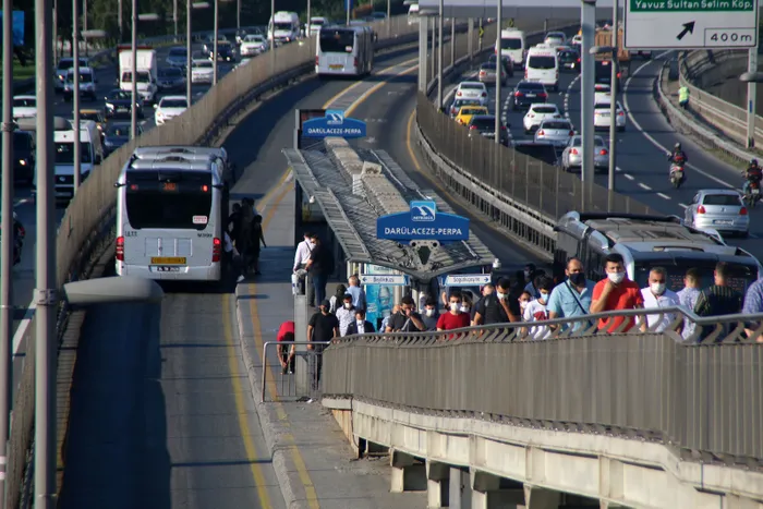 Vatandaşların metrobüs isyanı! Sosyal mesafesiz yolculuğa tepki gösterdiler
