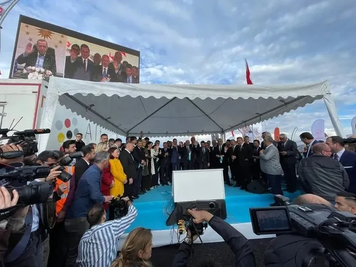 Zeydan Karalar’ın tek çivi dahi çakmadığı köprüyü hükümet bitirdi! Adana halkından Başkan Erdoğan’a büyük teşekkür: Reis en iyisini yapar