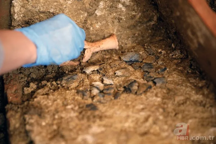 Haydarpaşa’da Geç Helenistik Döneme ait bir mezar anıtı bulundu! Yakılmış olan cesede ait kemikler titizlikle ortaya çıkarılıyor
