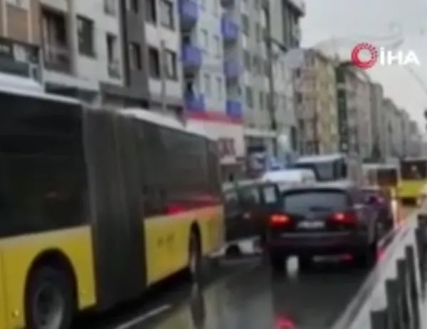 1671441187277.jpg 2 İETT otobüsü yolda kaldı! Trafikte sürücüler zor anlar yaşadı - 1