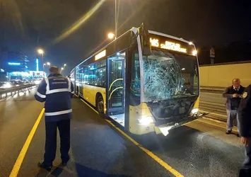 Metrobüs yayaya çarptı: 2 yaralı