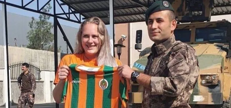 Alanyaspor’un Norveçli taraftarı Charlotte Erga’dan Bakan Mevlüt Çavuşoğlu’na teşekkür