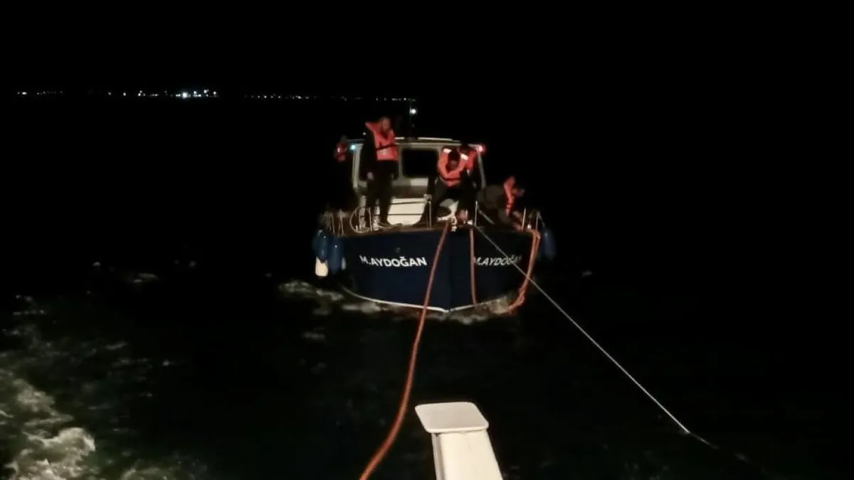 Çanakkale Boğazı'nda arızalanan tekne marinaya yanaştırıldı