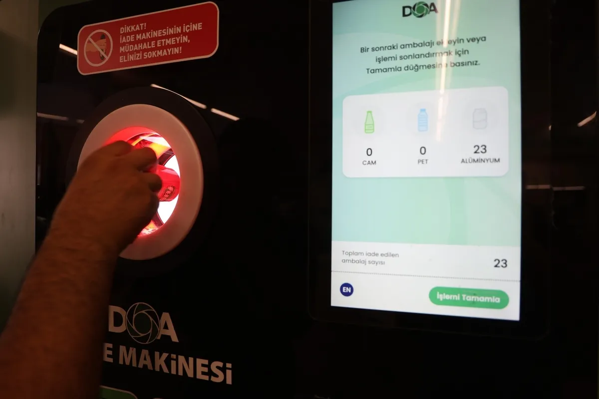 doa-sistemi-ile-100-milyonu-askin-ambalaj-toplandi-1786614312296.jpg Toplanan ambalajların 66 milyon 146 bin 145’ini pet şişeler, 17 milyon 43 bin 567’sini alüminyum kutular, 16 milyon 993 bin 273’ünü cam şişeler oluşturdu.