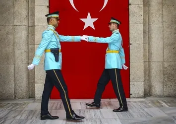 Meclis tören polislerine turkuaz üniforma