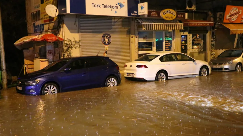 İzmir ile Marmaris'i sağanak ve fırtına vurdu! Şimşekler geceyi aydınlattı