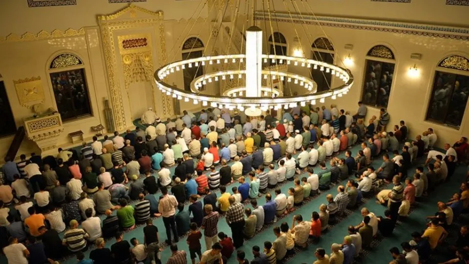 Diyanet İşleri Başkanlığı: Camilerdeki sabit oturaklar kaldırılacak