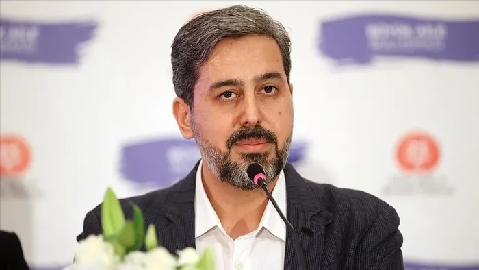 LGBT’li sapkınlar yine sahnede! DEM’li vekiller Özgül Saki ve Kezban Konukçu Haliç Köprüsü’ne trans bayrağı astı | Tepkiler çığ gibi