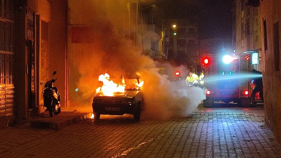 Park halindeki otomobili kundaklayan zanlı yakalandı! Olay anı ise güvenlik kamerasına böyle yansıdı