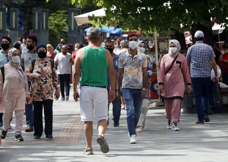 sosyal-mesafeye-de-maske-kuralina-da-kimse-uymadi-1591711936267.jpg Sosyal mesafeye de maske kuralına da kimse uymadı! - 2