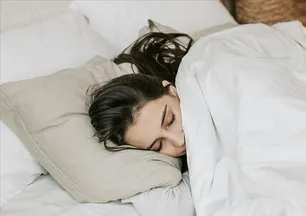 Geceleri fark etmiyorsunuz! Uzmanlar uyardı: Uyurken yaptığınız o hareket ciddi bir tehdit