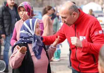 Türkiye omuz omuza! Kızılay kırsal bölgedeki depremzedelere yardımlarını sürdürüyor!