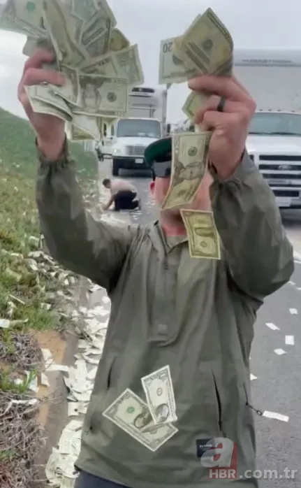 Yola saçılan paraları toplamak için birbirleriyle yarıştılar 5