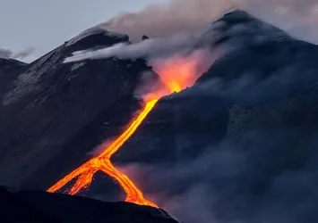 Meksika'da Popocatepetl Yanardağı patladı