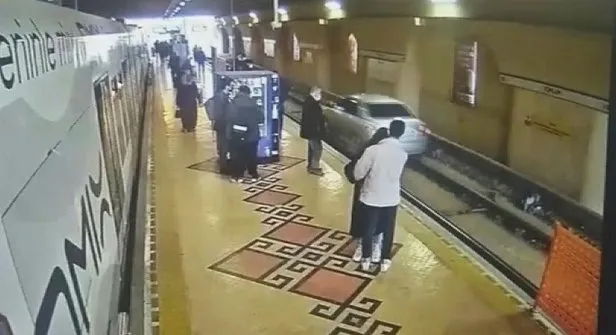 İstanbul Fatih'te otomobil tramvay durağına girdi! Görenler şaşkına döndü... - 4