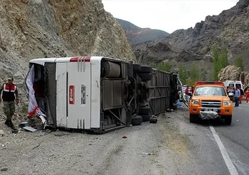 İşçileri taşıyan otobüs eşeğe çarparak devrildi: 15 yaralı