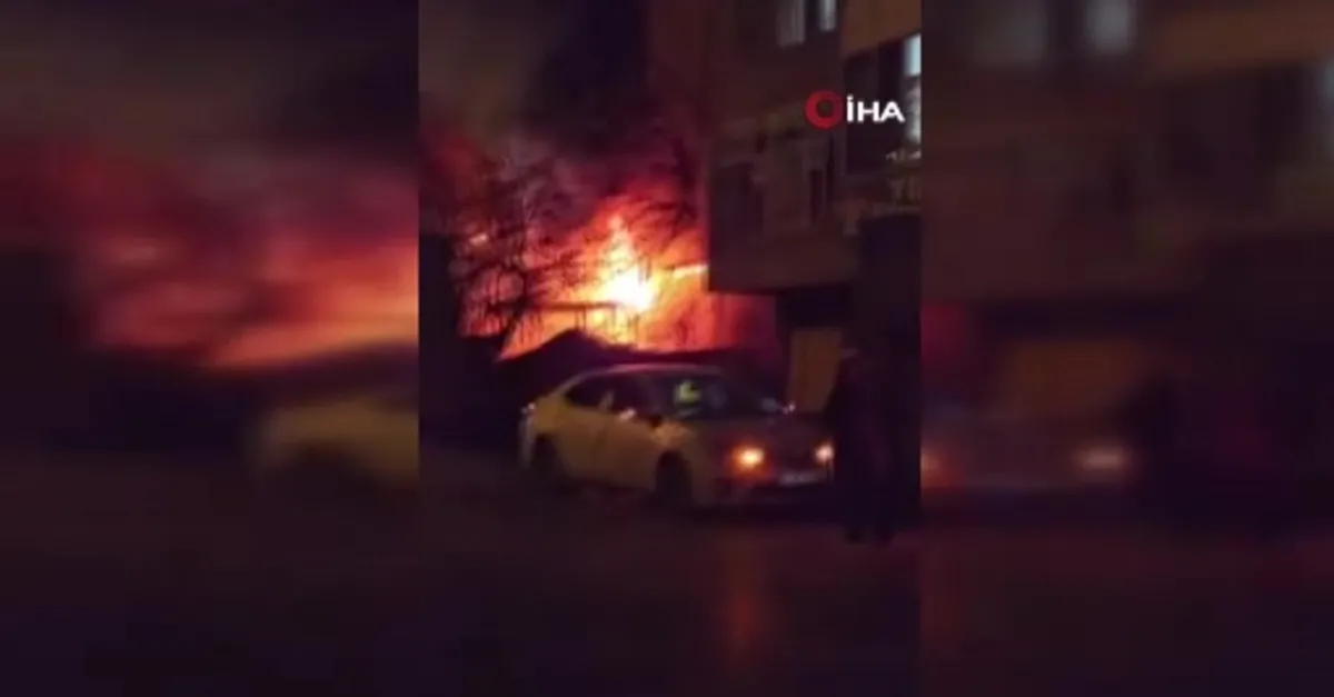 Sultanbeyli'de kaporta dükkkanında yangın