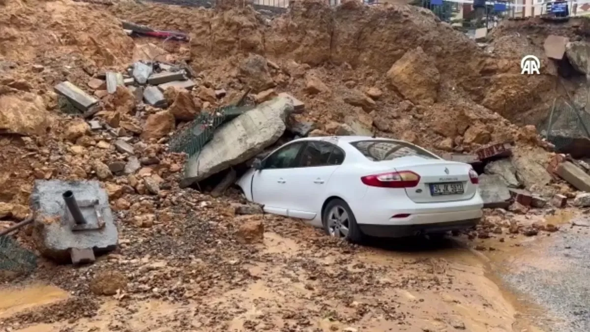 Maltepe'de sağanak nedeniyle bir binanın istinat duvarı çöktü