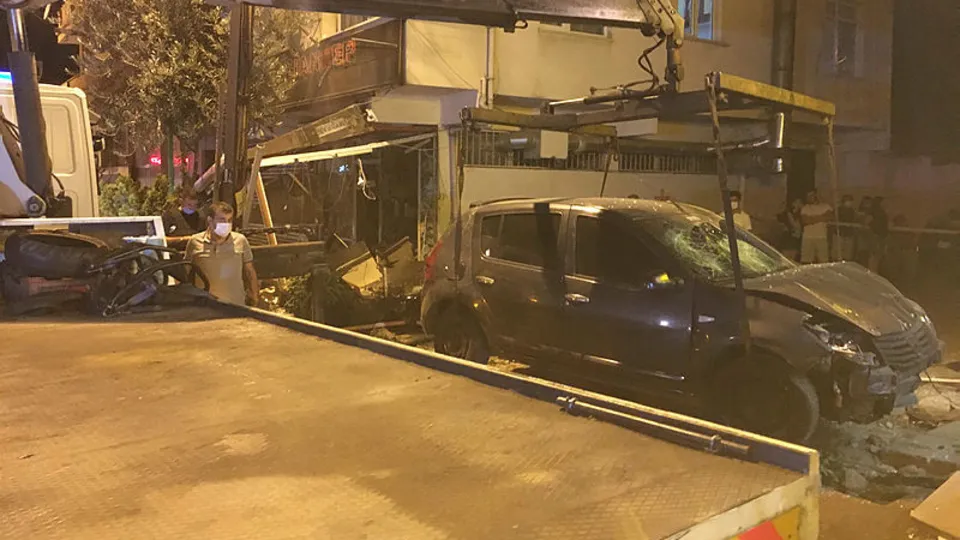 Ataşehir'de büyük facia! Aşırı hız yapan otomobil restorana daldı